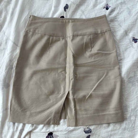 Banana republic cream skirt with side zipper - Picture 2 of 4